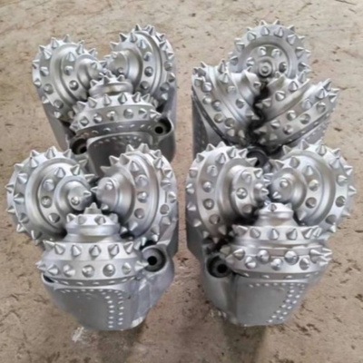 Perfuração a ar Iadc 545 Hard Rock Tricone Bit For Oil Well With Elastomer Sealed Bearing
